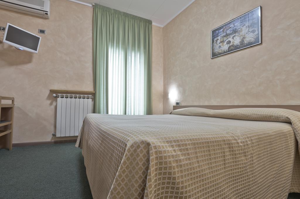 Hotel Valentini Inn Foligno Oda fotoğraf